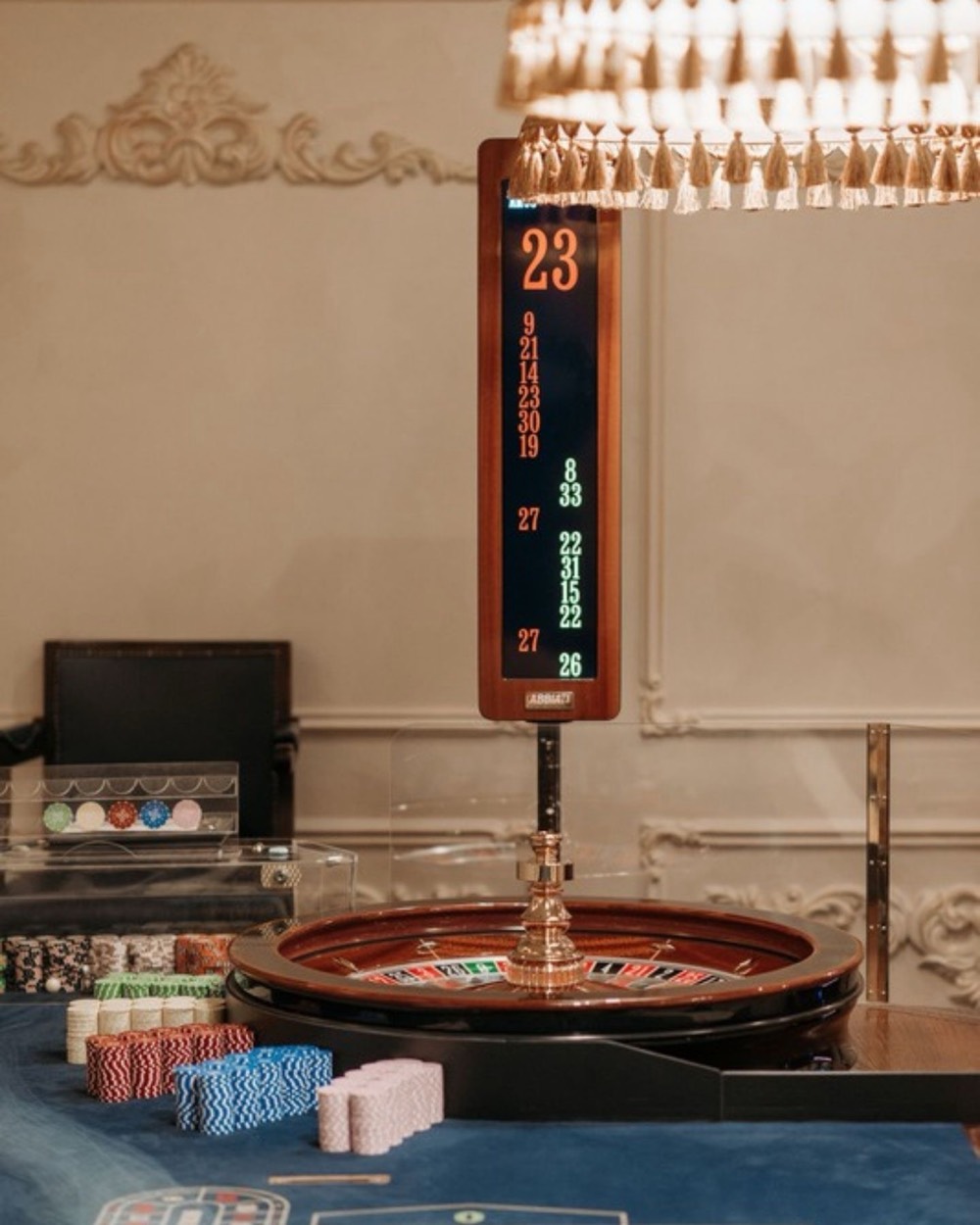 Salón de casino con ruleta y fichas