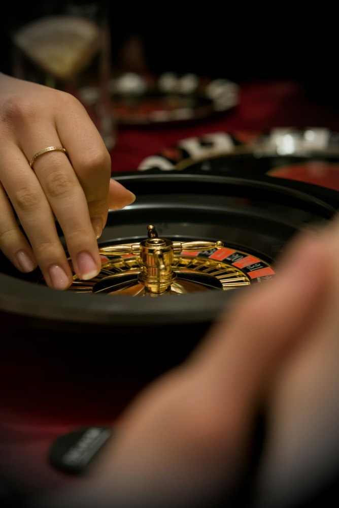 Mano girando la ruleta
