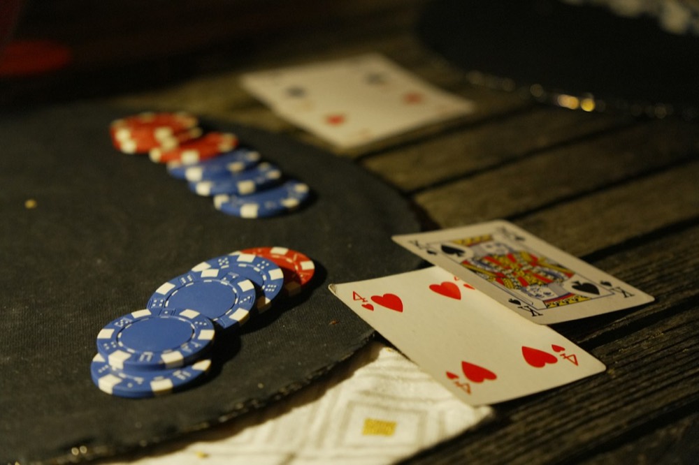 Fichas y cartas sobre una mesa de póker